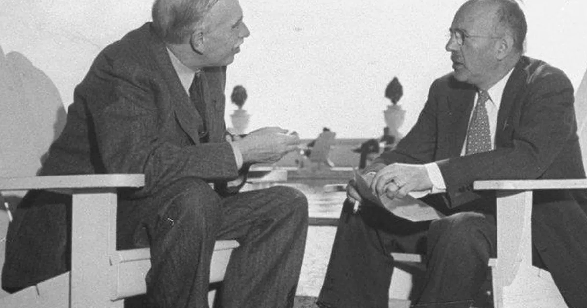 John Maynard Keynes (izquierda) charlando tranquilamente en el Hotel Mount Washington con Harry Dexter White (derecha)