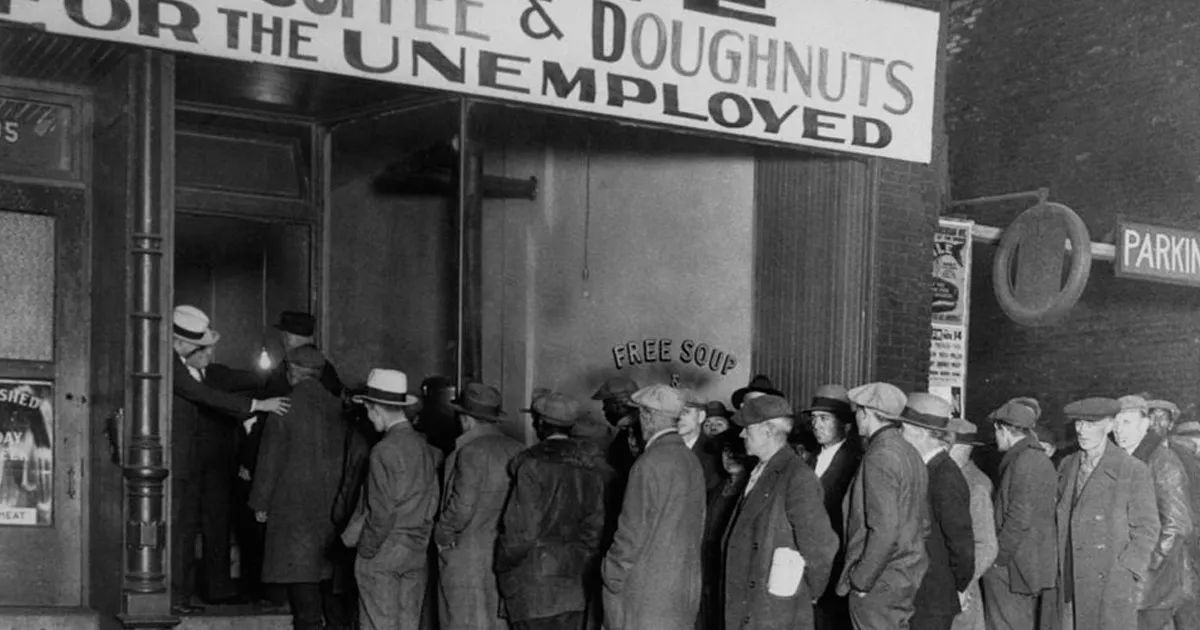 Grupo de desempleados durante la Gran Depresión (1929)