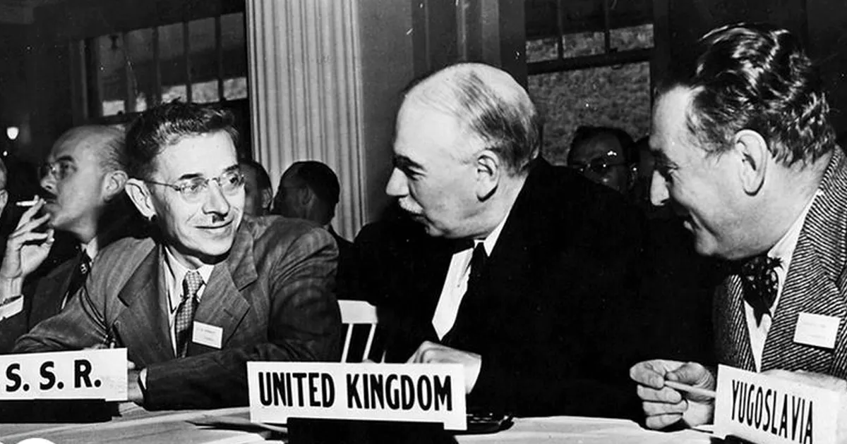 Tres delegados charlan entre ellos: Mikhail Stepanovich Stepanov (U.S.S.R.), John Maynard Keynes (Gran Bretaña) y Vladimir Rybáč (Yugoslavia)
